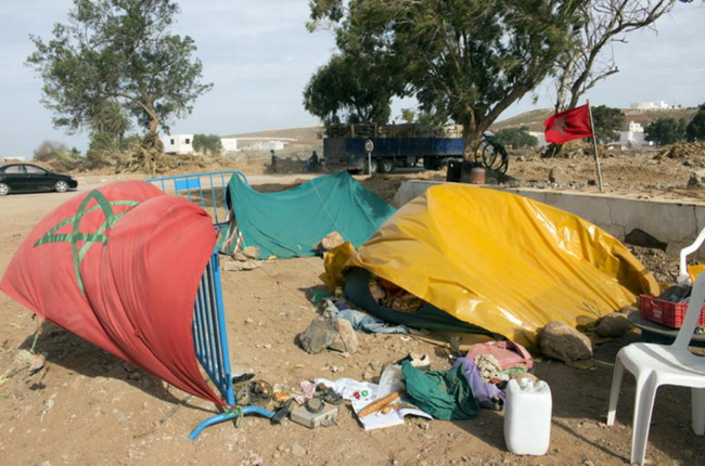 Некоторые временные убежища в Сиди Ифни сооружены из подручных материалов и дают только очень слабую защиту.