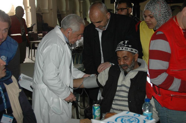 Эвакуирующиеся из Хомса прошли базовый медицинский осмотр перед началом их эвакуации.