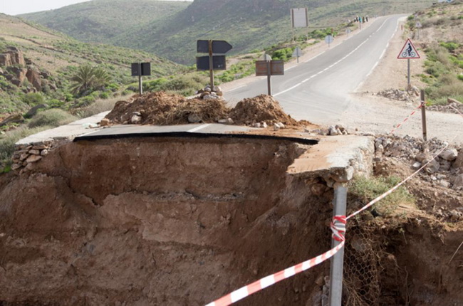 Национальная автострада между Мирлефтом и Тизнитом разрушилась в результате проливных дождей, обрушившихся на регион.