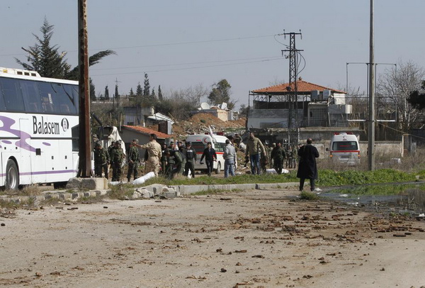 Сирийские правительственные войска тщательно проверяют всех людей, которые эвакуируются из осажденного города.