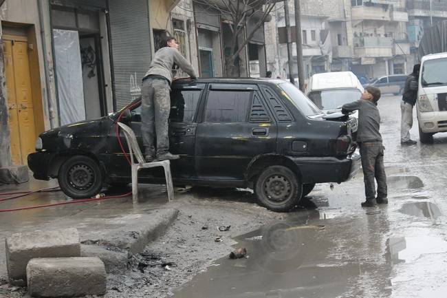В районе Тарик аль-Баб дети нанимаются, чтобы помыть машины, и заработать себе на пропитание таким образом.