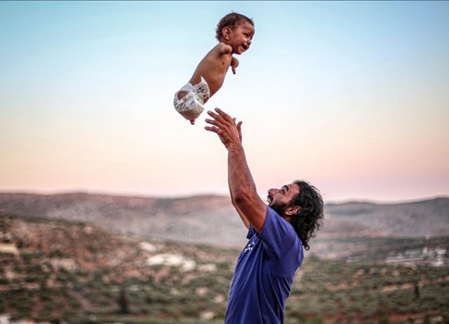 Маленький сириец без рук и ног борется за жизнь в Идлибе