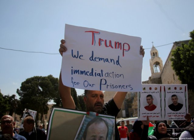 Десятки палестинских заключенных начали голодовку