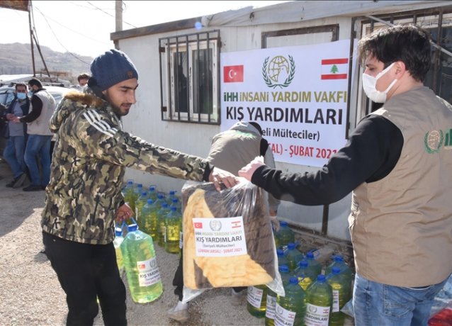 Ливан: Турецкая благотворительная организация раздает одеяла и топливо сирийским беженцам