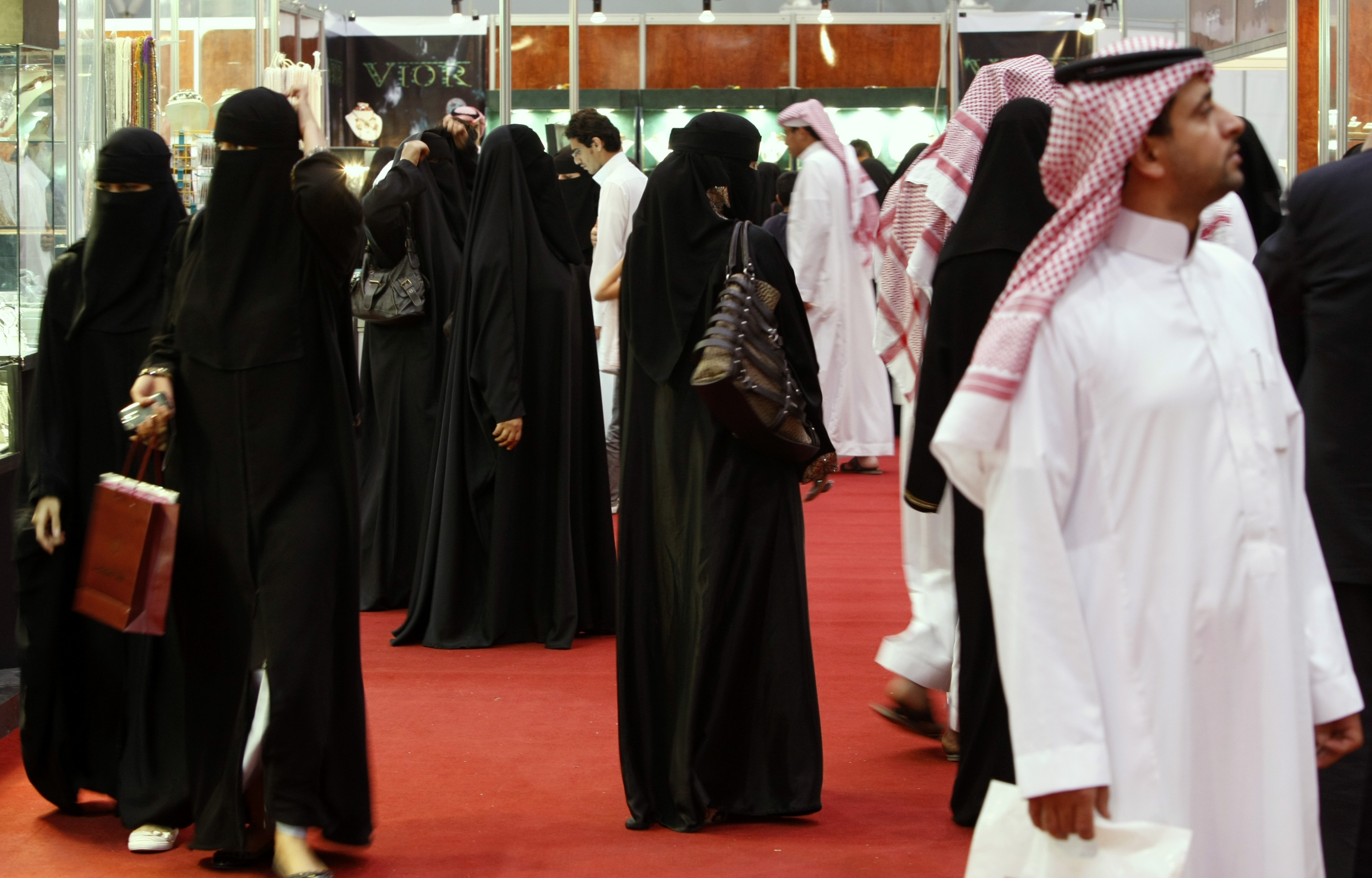Новолуние в саудовской аравии. Саудовская Аравия абайя. Женская одежда в Саудовской Аравии. Саудовская Аравия женщины. Саудовская Аравия дресс код для женщин.