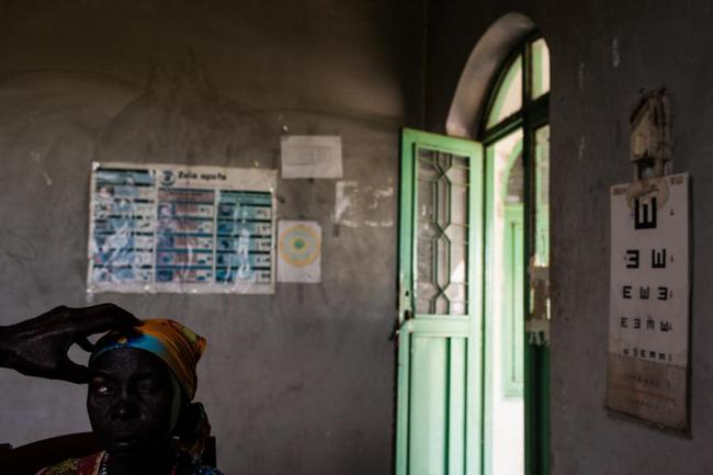 Ньялени Луал Тут проходит консультацию в рамках программы по лечению трахомы и катаракты в городе Насир, штат Верхний Нил, что в Южном Судане, 30 августа 2013 года.