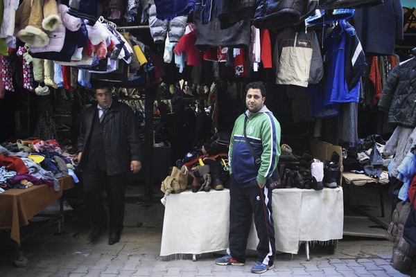 Абдельмаджид работает на рынке секондхэнда с 14-ти летнего возраста. Одежда, побывавшая в употреблении, стала очень популярным товаром среди всех прослоек тунисского общества.