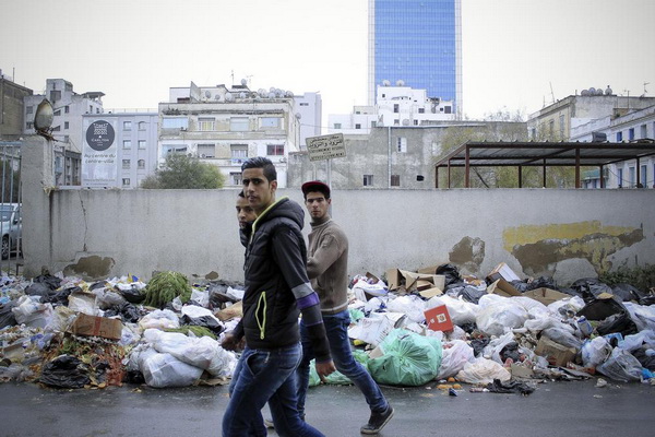 В сердце Туниса, всего лишь в нескольких метрах от центрального авеню столицы, улицы завалены мусором. Пешеходы и водители стараются поскорее убраться отсюда, поскольку в воздухе стоит невыносимый смрад.