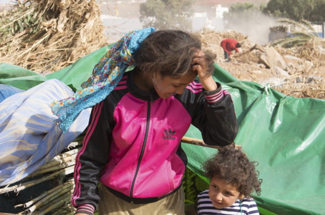 Две маленькие девочки-сестры живут, вместе с семьей, в самодельных палатках на берегу реки вот уже больше месяца; они испытывают нехватку во всем, что необходимо для жизни.