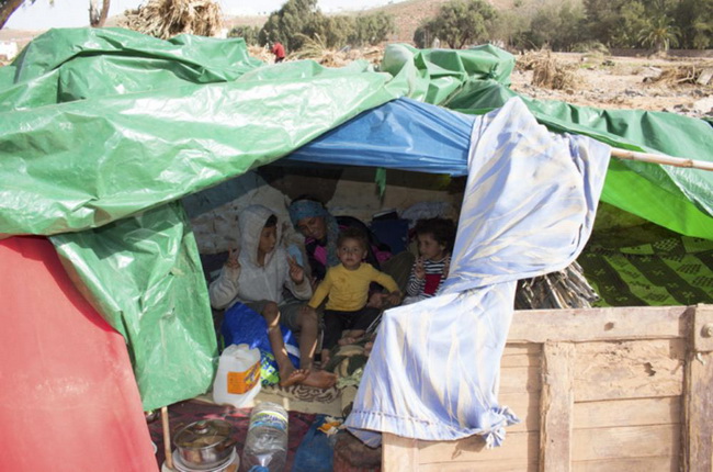 Сотни семей, вроде этих четырех детей, были вынуждены покинуть свои дома, они живут в палатках, сделанных из пленки и подручных материалов.