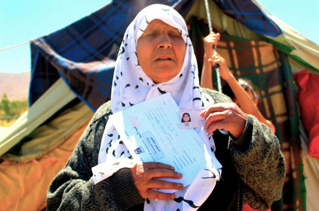 Эта 67-летняя беженка из Сирии, слепая на оба глаза, остро нуждается в операции на сердце, она держит в руках свою медицинскую карточку и удостоверение личности, умоляя о неотложной помощи. Она живет в Ливане с 2013 года.