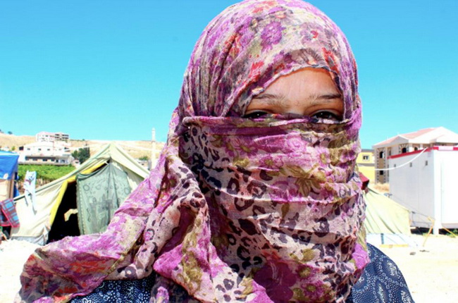 Фатима, 22 года, ждет прекращения огня, чтобы получить возможность вернуться домой. Она живет в палаточном городке в долине Бекаа, что в Ливане, оставив свой дом и мужа в 2012 году.