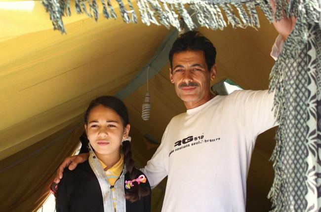 Ахмед, который не назвал своей фамилии, говорит, что жаждет образования, безопасного дома и стабильного будущего для своей дочери. Он один из очень немногих мужчин в этом лагере и говорит, что "обескуражен" отсутствием безопасности для своих дочерей и других женщин в лагере.