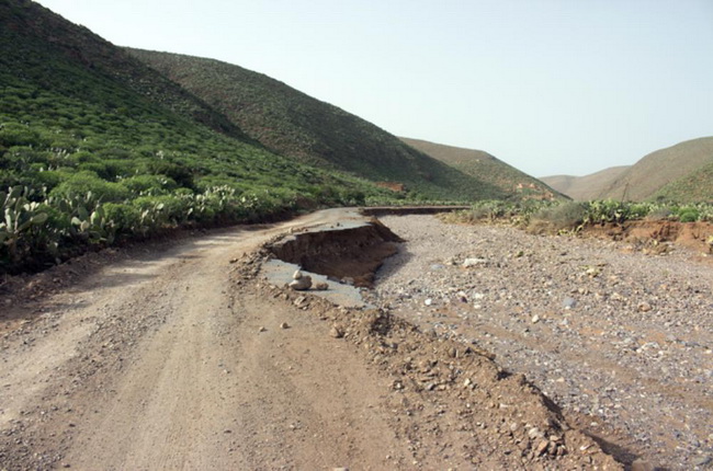 Главная дорога между Сиди Ифни и Сбуйе. Многие семьи лишились своих домов, расположенных вдоль этой дороги, и скота.