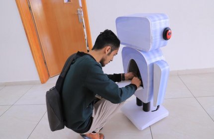 Робот учит студентов Газы 