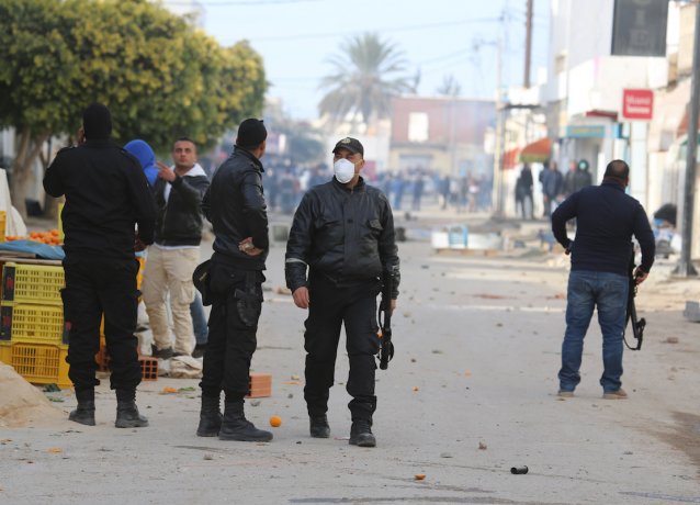 Сотни гражданских лиц вернулись в Тунис из Ливии