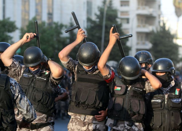 Отчет: В ходе протестов в Иордании тысяча учителей арестована