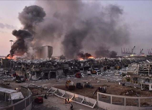 В результате массивного взрыва в Бейрута погибло по меньшей  мере 50 человек