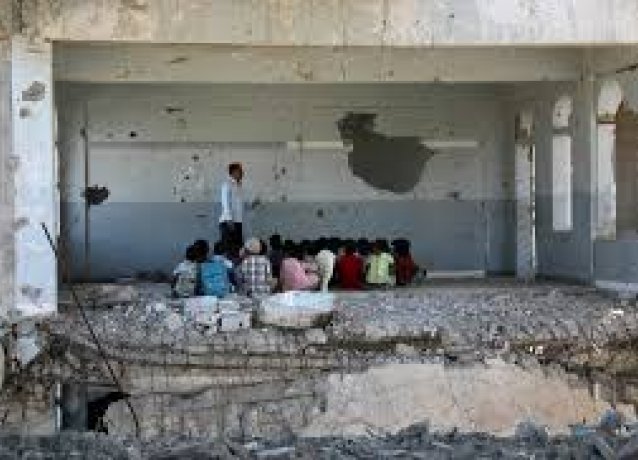 Йемен: В охваченной войной стране дети вынуждены возвращаться в разрушенную школу