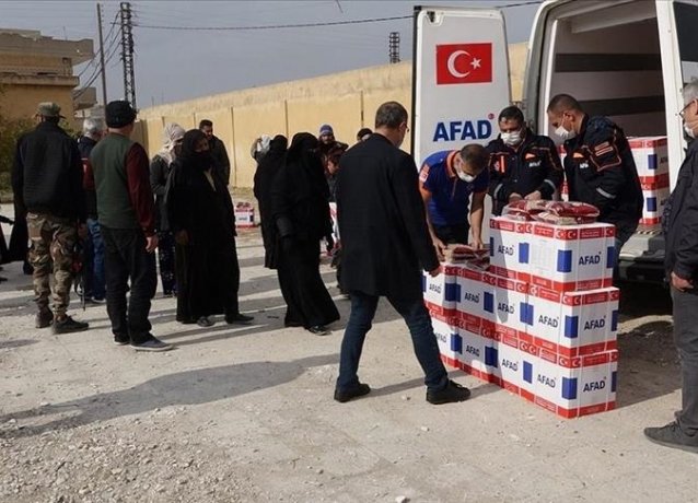 Турецкие власти распределили помощь на севере Сирии