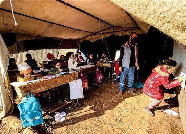 Сирийские беженцы обучают своих детей в палатках