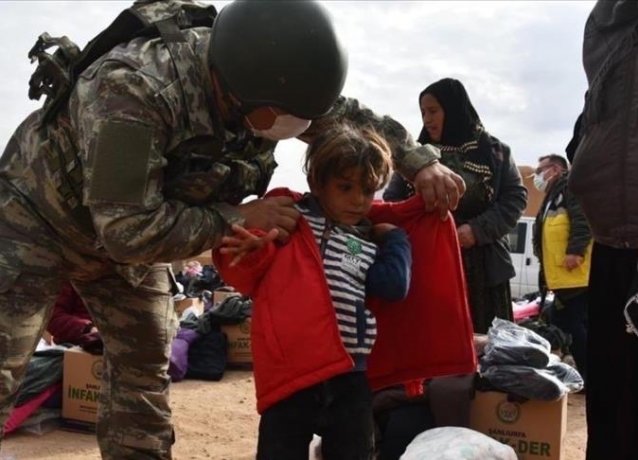 Турецкие войска оказали помощь детям в Северной Сирии