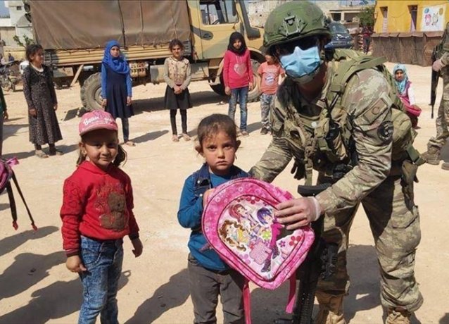 Турецкие солдаты раздают гуманитарную помощь нуждающимся сирийцам