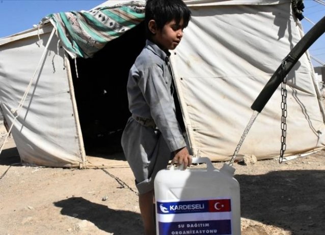 Турецкая благотворительная организация раздает помощь Йемену