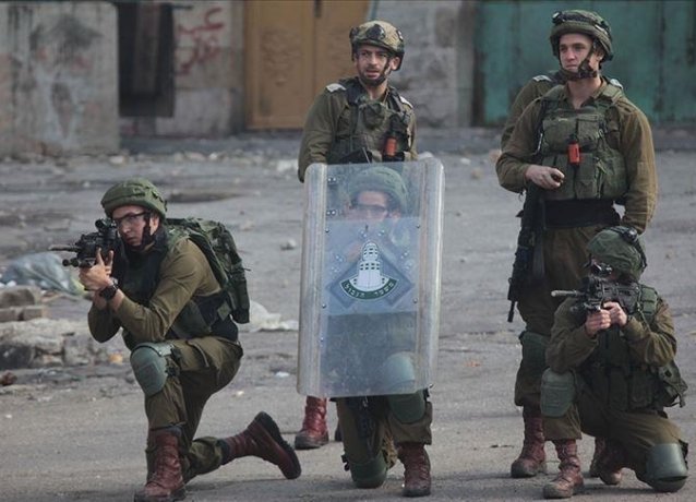 В результате обстрела израильской армией протестующих серьезно ранен палестинец
