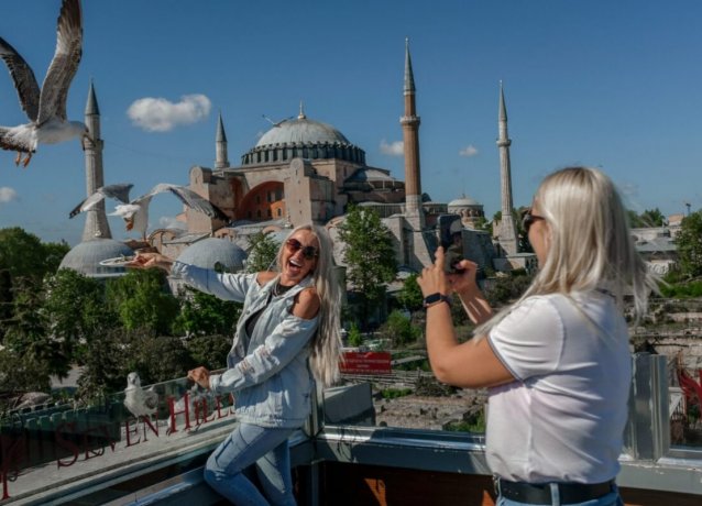 Covid: Турция закрывает страну для местных жителей и открывает для туристов