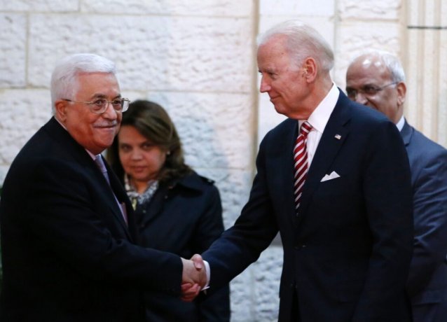 Байден впервые позвонил Аббасу на фоне боевых действий Израиля и Газы