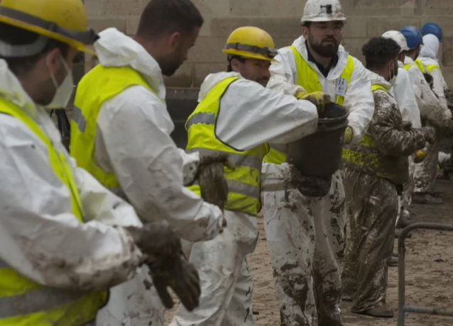 Как сирийские беженцы помогли очистить затопленные немецкие города