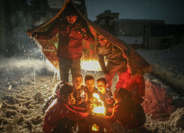 Сирийцы в Идлибе сжигают одежду, чтобы согреться