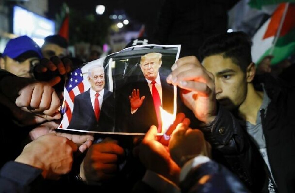 Arabs burning pictures of Netanyahu and Trump