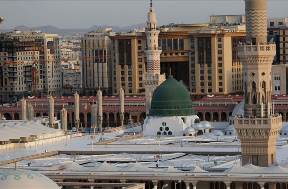 Саудовская Аравия приостановила молитвы в священных мечетях