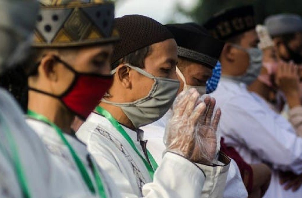 Индонезийцы мусульмане. Такбир в в праздник ИД Аль Фитр.