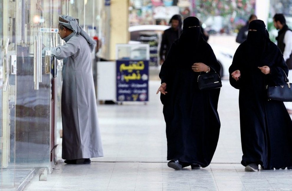Саудовская Аравия: Суд принял «историческое» постановление, разрешая женщинам жить и путешествовать без опекуна