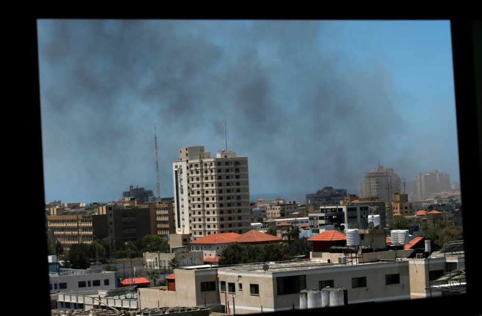 Жители Сектора Газа отмечают мусульманский праздник Ид-аль-Фитр в окружении израильских бомб