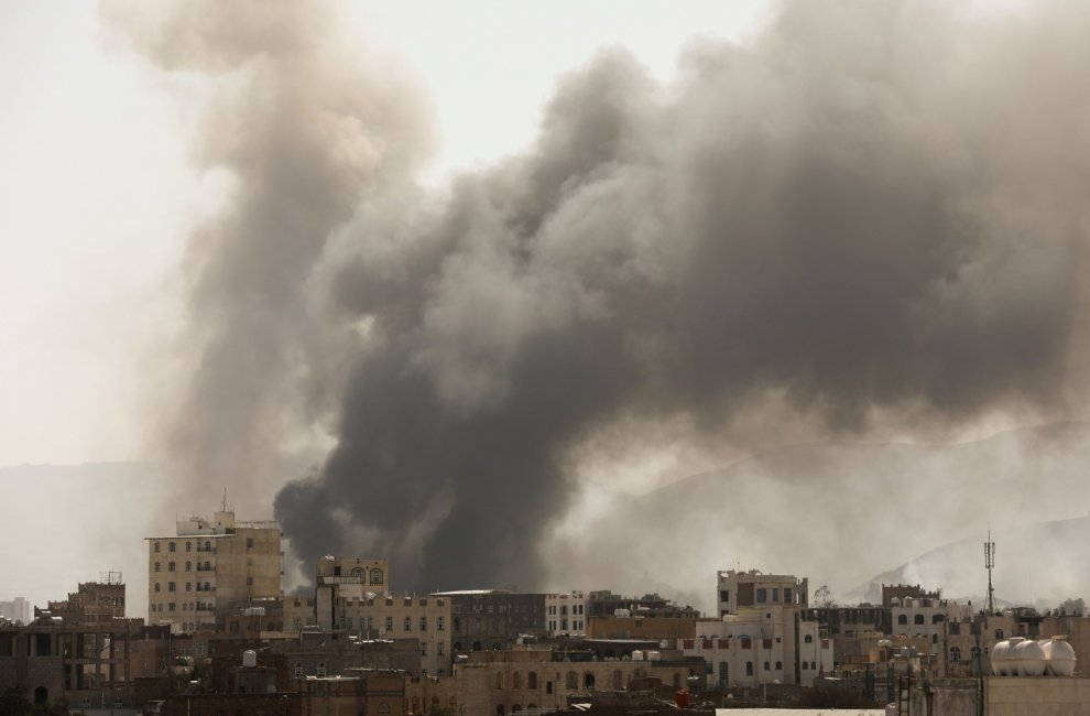 Коалиция под руководством Саудовской Аравии начала воздушные налеты на столицу Йемена 