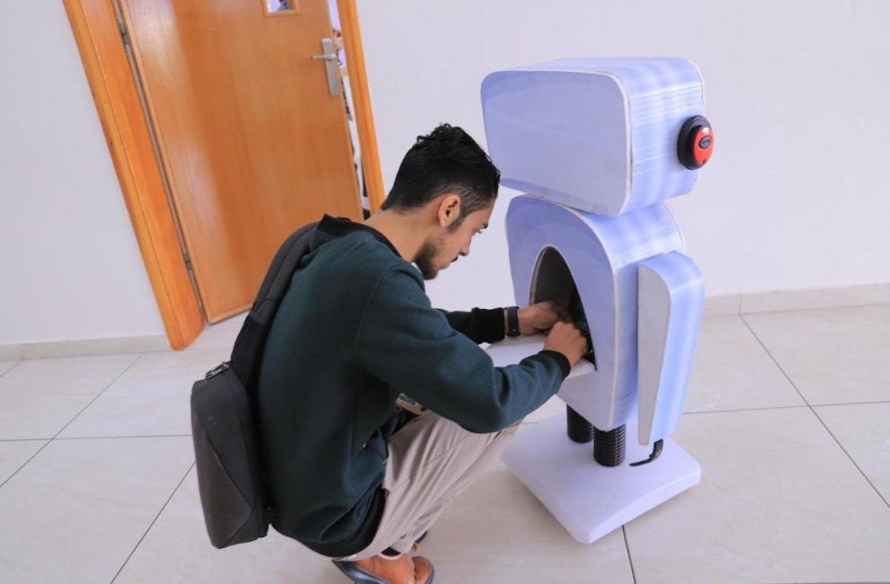 Робот учит студентов Газы 