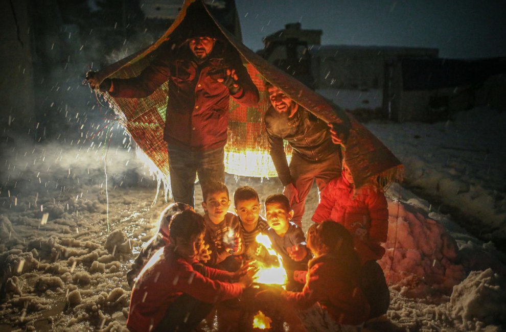Сирийцы в Идлибе сжигают одежду, чтобы согреться