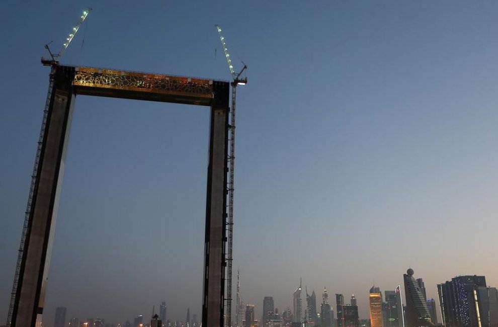Достигают 150 метров. 150 Метров. Самая большая рамка в мире. Современный Дубай фоторамка. Высота 150 метров.